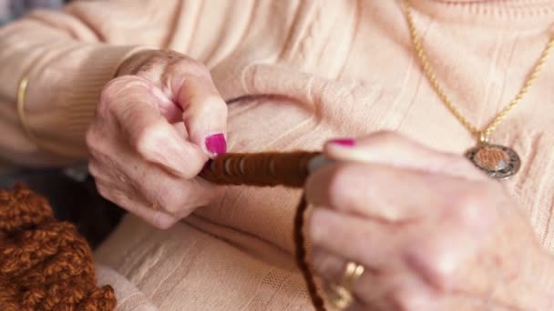 Female Hands Knitting Old Woman Slowly Counting Adjusting Knots Wool — 비디오