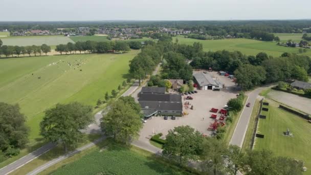 Antenne Eines Landwirtschaftlichen Unternehmens Mit Schweren Maschinen Auf Dem Grundstück — Stockvideo