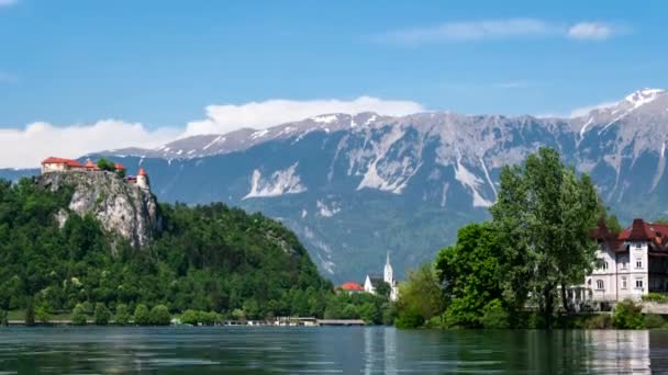 Időeltolódás Bled Szlovén Vár Tetején Egy Szikla Hegyek Háttérben Felhők — Stock videók