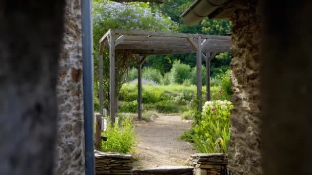 Garden Gazebo View Wall Porthole Southern France Dolly Out Shot — Vídeos de Stock