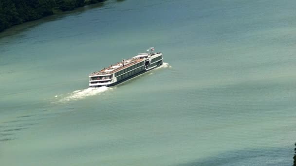 Passagierschiff Kreuzfahrt Auf Der Donau — Stockvideo