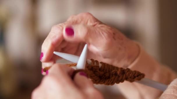 Primo Piano Del Lavoro Maglia Delle Mani Vecchia Donna Con — Video Stock