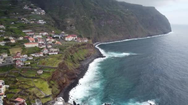 Água Bater Contra Rochas Madeira — Vídeo de Stock