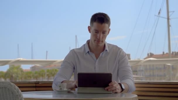 Young Caucasian Man Caf Southern French Harbour Using His Tablet — Video