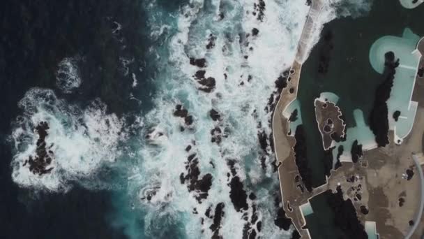 ポルト モニス マデイラ諸島の荒波の上からの眺め Djiで撃たれた — ストック動画