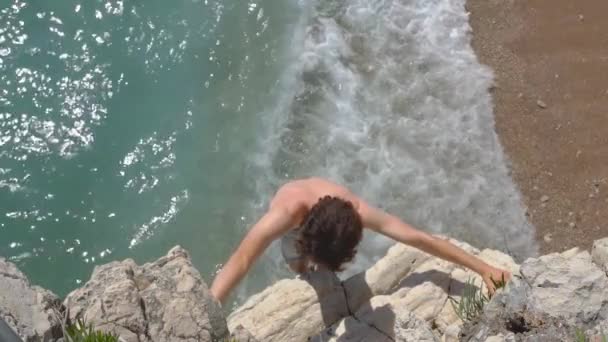 Slow Motion Young Man Climbing Rocky Cliff Seashore View Cliff — ストック動画