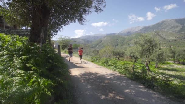 Young Couple Running Slow Motion Path Green Natural Mountainous Landscape — Vídeos de Stock