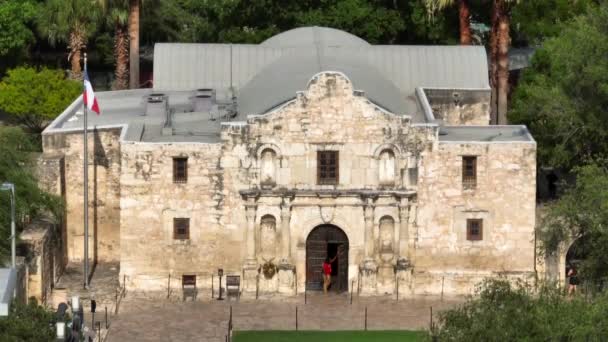 Misi Alamo Aerial Dengan Bendera Texas Atraksi Wisata Utama San — Stok Video