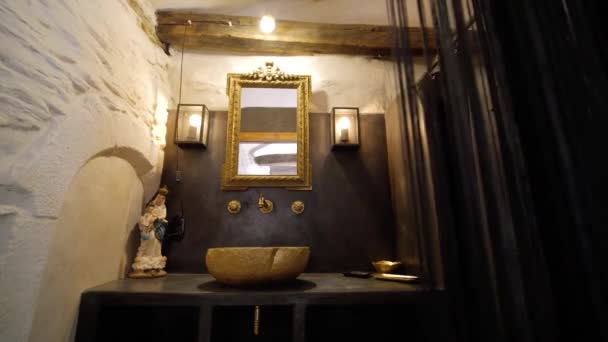 Gouden Vintage Badkamer Kraan Spiegel Met Katholieke Maagd Beeldje Pan — Stockvideo
