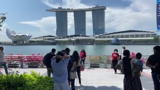 Tourists Taking Photos Marina Bay Sands Background Marina Bay Singapore — Vídeo de stock