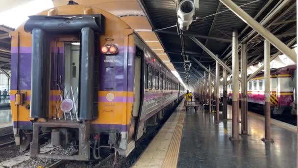 Man Walking Trolley Train Platform Hua Lamphong Bangkok Railway Station — Video Stock