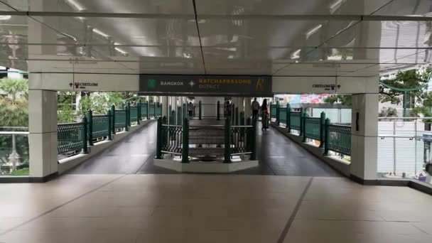 Άνθρωποι Πόδια Ratchaprasong Skywalk Προς Σταθμό Chitlom Bts — Αρχείο Βίντεο