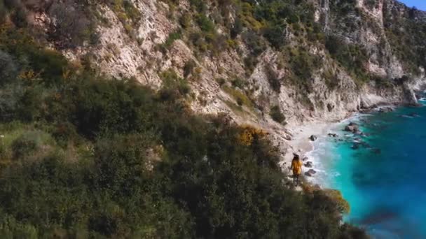 Fearless Woman Walking Edge Cliff Blue Turquoise Water Beach — Wideo stockowe