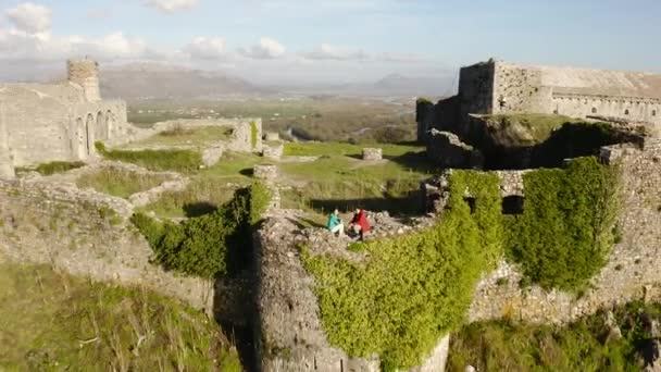 Drone Flying Backwards Revealing Travel Couple Standing Hill Top Old — 图库视频影像