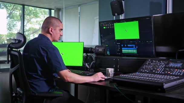 Video Editor Using Software Edit Chroma Key Green Screen Mock — ストック動画