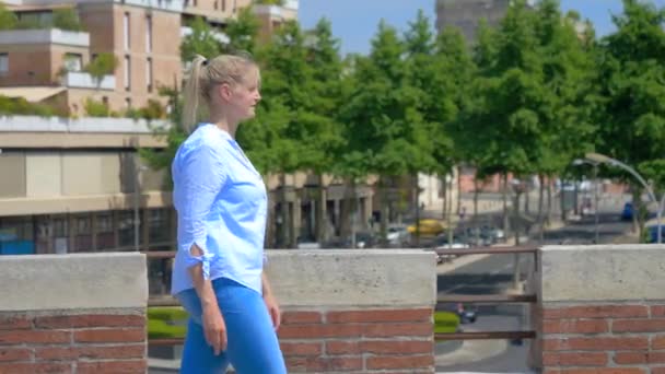 Young Blonde Caucasian Woman Light Coloured Shirt Jeans Walking Street — Stockvideo