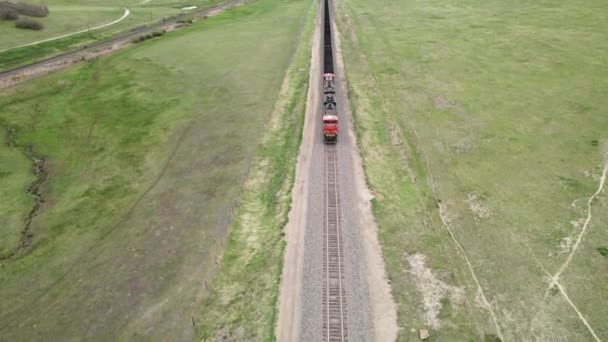 Acompanhamento Aéreo Inclinação Revelando Trem Carvão Longo Viajando Direção Cordilheira — Vídeo de Stock