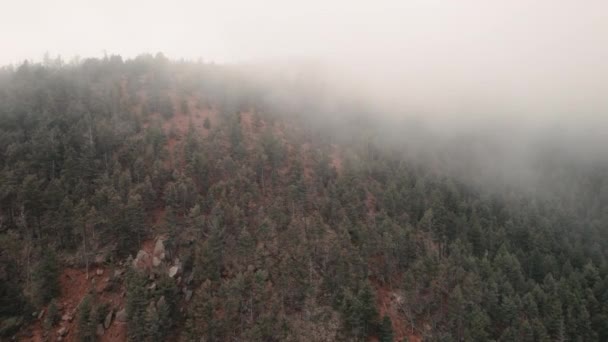 Subida Aérea Través Niebla Niebla Sobre Pico Por Encima Del — Vídeos de Stock