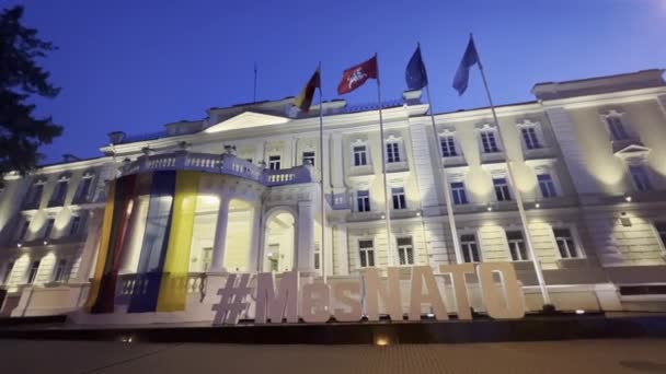 Ukranian Lithuanian Flags Hanging Together Ministry National Defence Building Vilnius — Vídeo de Stock