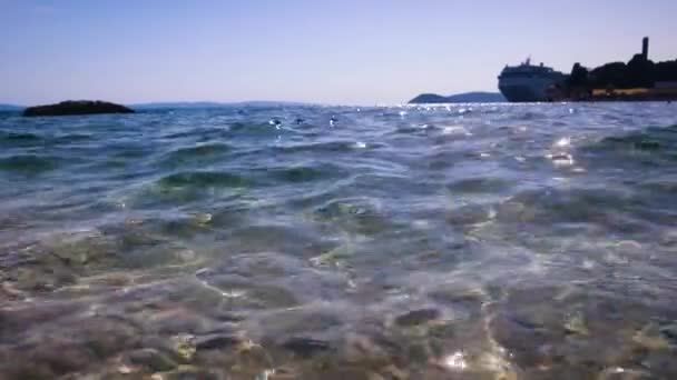 Kristal Berrak Deniz Suyu Limana Yanaşan Feribot Gibi Gün Işığında — Stok video