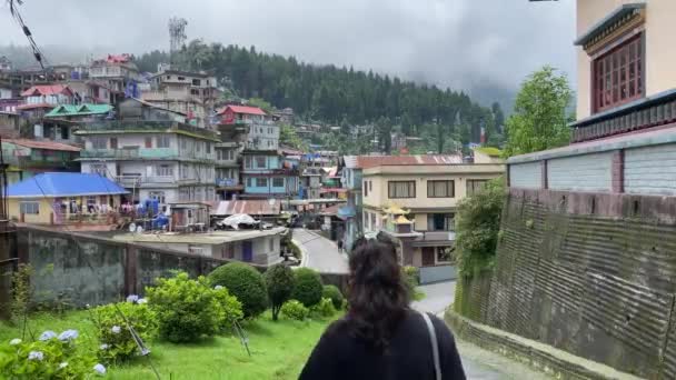 Rear View Happy Young Indian Girl Walking Mountain Roads Darjeeling — Stok video