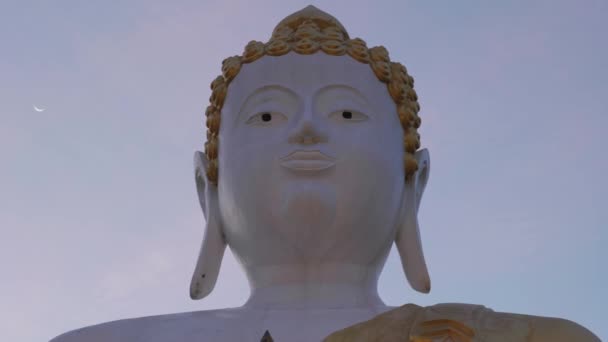 Imágenes Viaje Religiosas Cinematic Una Estatua Gigante Buddha Templo Wat — Vídeo de stock