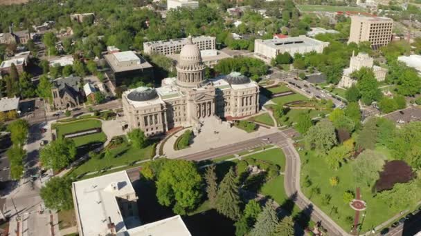 Široký Letecký Záběr Blíží Budově Kapitolu Státu Idaho — Stock video