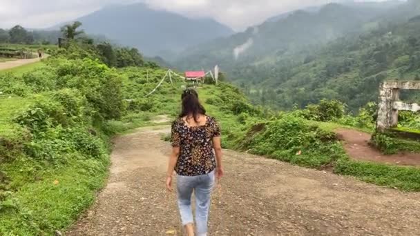산길을 걷거나 인도의 산꼭대기에서 소녀의 뒷모습 — 비디오