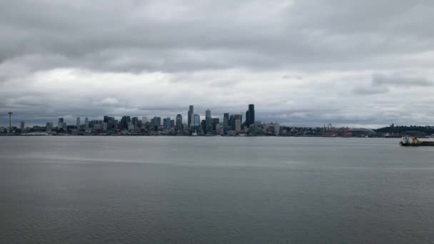 Дрони Seattle Skyline Задньому Плані Похмурий Весняний День — стокове відео