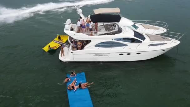 Students Enjoying Spring Break Vacation Boat Miami Florida — стоковое видео
