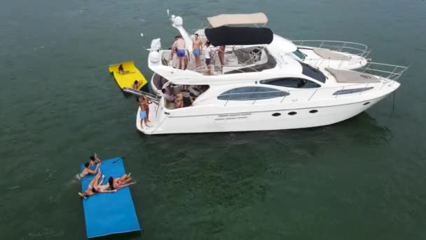 Persona Haciendo Backflip Barco Durante Sus Vacaciones Miami Florida Aérea — Vídeos de Stock