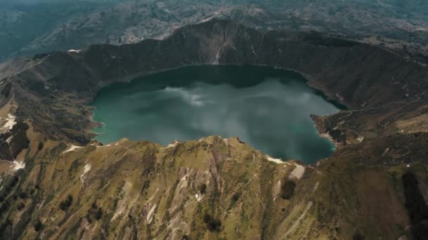 厄瓜多尔多云天气下的火山景观和火山口湖的电影空中景观 — 图库视频影像