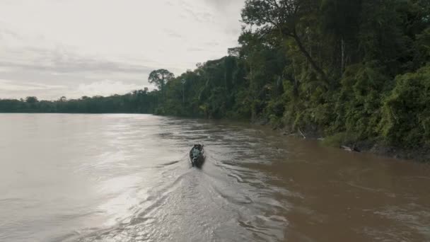 Luftaufnahme Eines Kleinen Passagierbootes Auf Dem Amazonas Segeln Sie Auf — Stockvideo