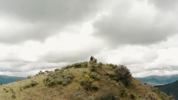 Ascending Tracking Shot Couple Standing Peak Mountain Enjoying Volcano Crater — Vídeo de Stock