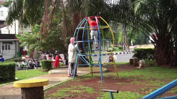 Mom Daughter Playing City Park Indonesia City Park Semarang City — Stock Video