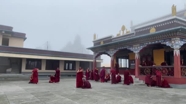 Indische Buddhistische Mönche Nehmen Einer Diskussionsveranstaltung Lava Kloster Westbengalen Teil — Stockvideo