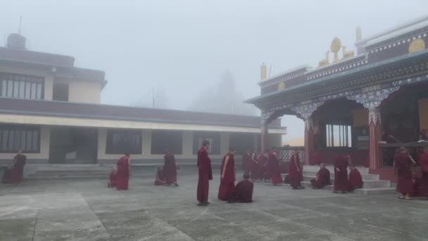 Monges Budistas Participam Uma Sessão Debate Mosteiro Lava Bengala Ocidental — Vídeo de Stock