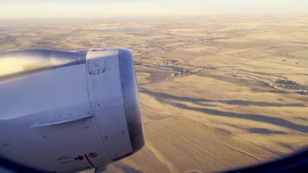 Looking Out Window Airplane Jet Engine Arizona — Vídeo de stock