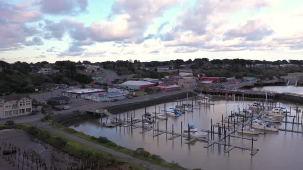 Puerto Bandon Oregon Barcos Reflejo Nubes Aguas Tranquilas Vista Aérea — Vídeo de stock