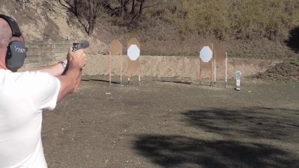 Uomo Spara Una Pistola Semi Automatica Raggio Azione Esterno — Video Stock