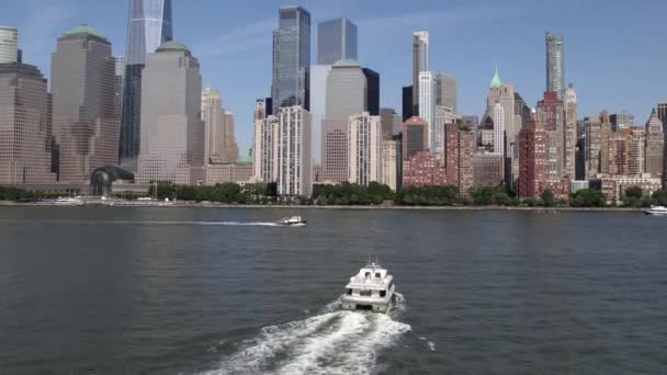 Veduta Aerea Una Barca Che Muove Verso Skyline Lower Manhattan — Video Stock