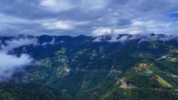 Lapso Tempo Aéreo Montanhas Verdes Movimentos Nuvens Névoa Bela Natureza — Vídeo de Stock