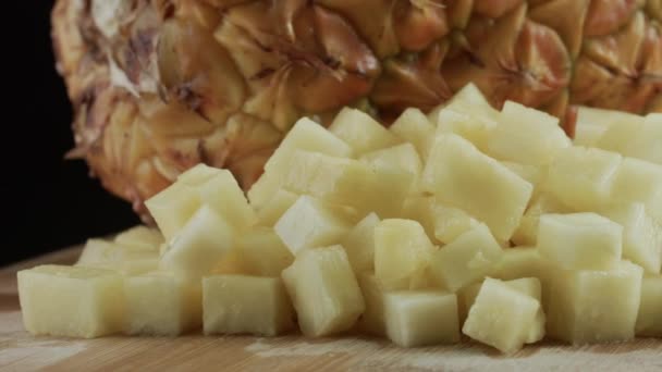 Ananas Schneidetisch Mit Dunklem Hintergrund — Stockvideo