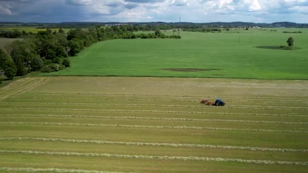 Dron Záběr Zemědělských Strojů Traktor Zpracování Zelené Farmy Pole — Stock video