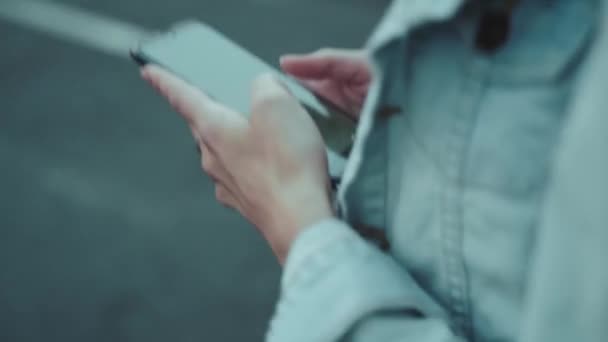 Persoon Loopt Gebruikt Tegelijkertijd Een Smartphone — Stockvideo
