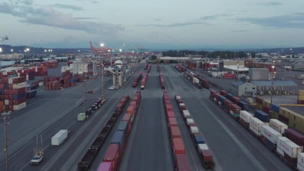 Szállító Konténerek Teherszállító Síneken Husky Terminálnál Stevedoring Tacoma Kikötőjében Washingtonban — Stock videók