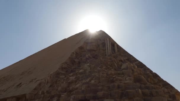 Эродированная Изогнутая Пирамида Дахшуре Египет Солнцем Сияющим Вершине — стоковое видео