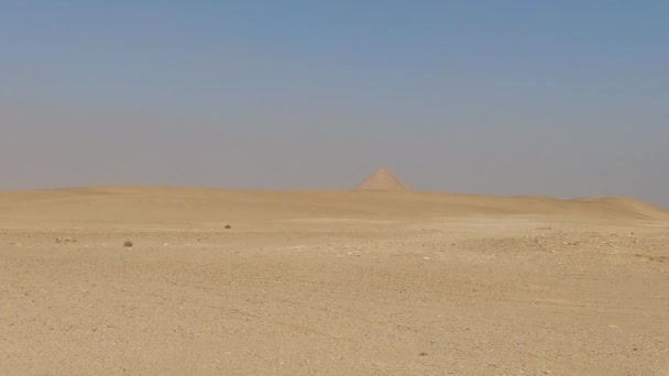 Panas Gurun Berpasir Dengan Piramida Merah Jauh Berdebu Kabut Mesir — Stok Video