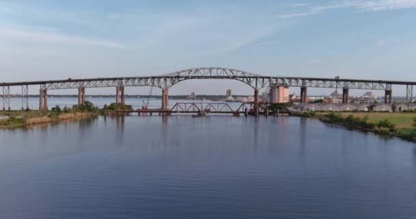 루이지애나 호수에 다리를 횡단하는 의차들 — 비디오