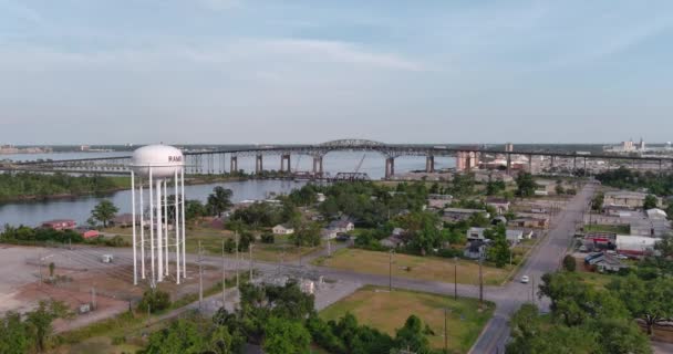 ルイジアナ州チャールズ湖のCalcasieu川橋と周辺地域の空中 — ストック動画